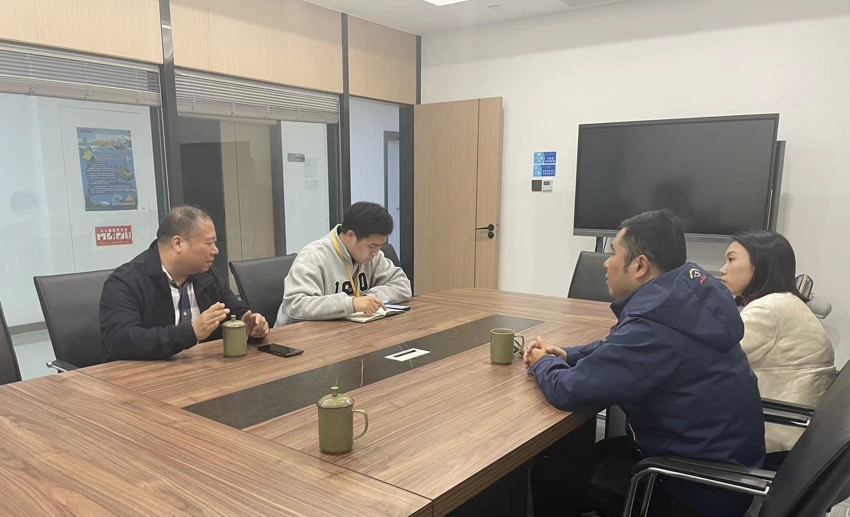雙嶼街道黨工委委員、紀工委書記葉鋒一行赴面粉公司考察調研